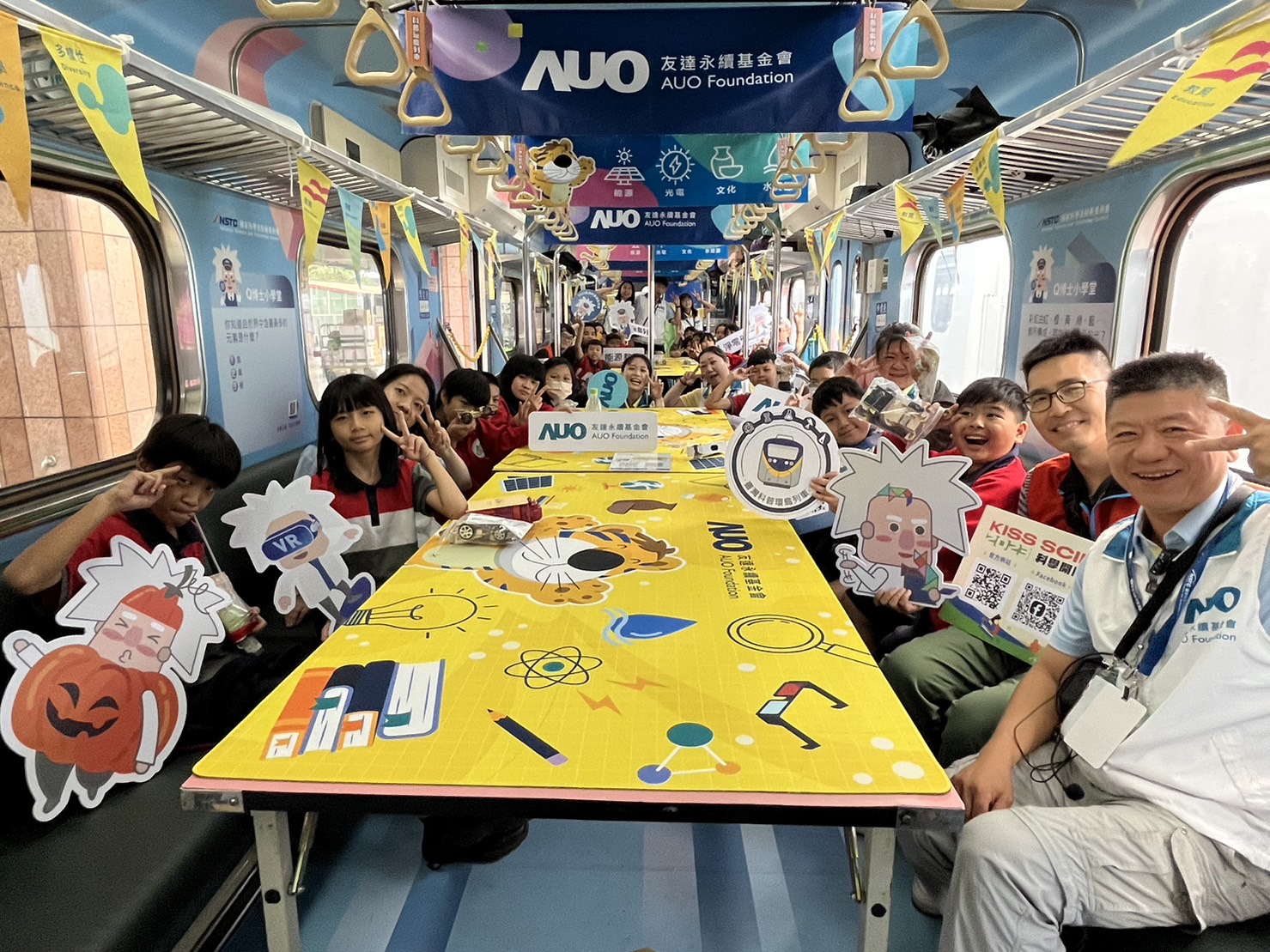 DB真人永續基金會參與「臺灣科普環島列車」，設計基礎科學車廂課程，以「淨零碳排和永續能源」為主題，讓學生透過創意實驗認識淨零知識，以及思考生活中的減碳行為